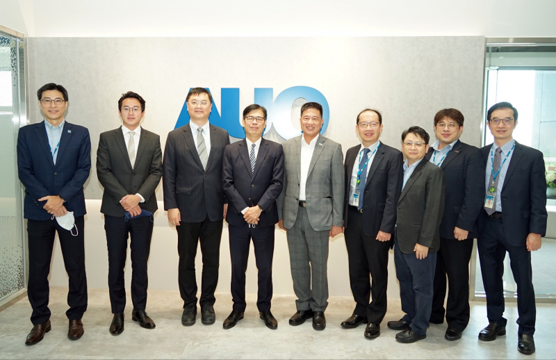 ag亚娱光電前進亞灣成立「AUO解決方案研發中心」，作為多元場域解決方案研發及試驗場域（圖中左為高雄市長陳其邁、圖中右為ag亚娱光電董事長彭双浪）