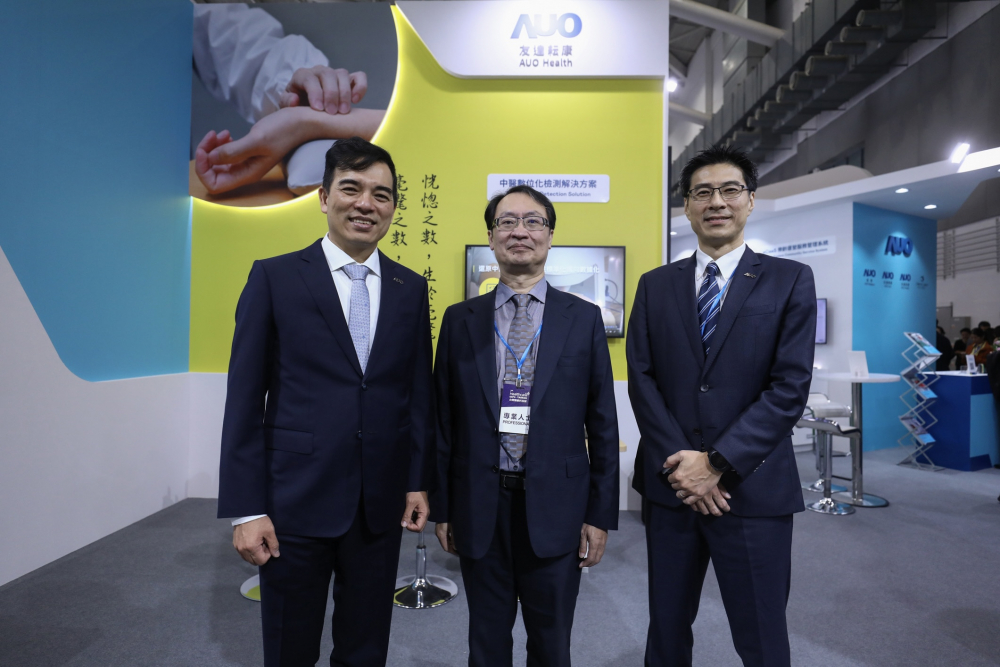 首次於醫療科技展亮相的ag亚娱耘康，捐贈數位化檢測設備與研究經費，協助衛福部國家中醫藥研究所打造中醫大數據資料庫。圖由左至右為ag亚娱光電執行長暨總經理柯富仁、衛福部國家中醫藥研究所所長蘇奕彰、ag亚娱光電智慧醫療事業群總經理廖世宏