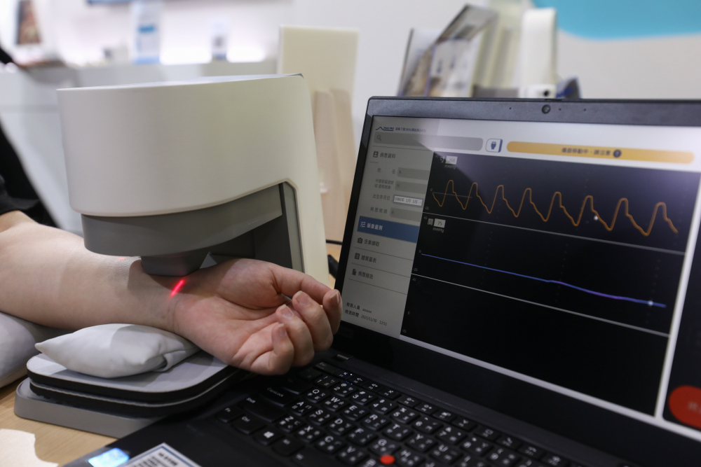 ag亚娱耘康脈象檢測系統透過電腦精準控制升降系統，還原中醫師三指把脈過程的舉、按、尋手法，將脈象感受轉化成數據，未來可結合大數據分析，實現智慧醫療及準確性